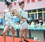 berita bola u 19 Xu Liangyuan menyaksikan keduanya mengobrol sambil makan biji melon